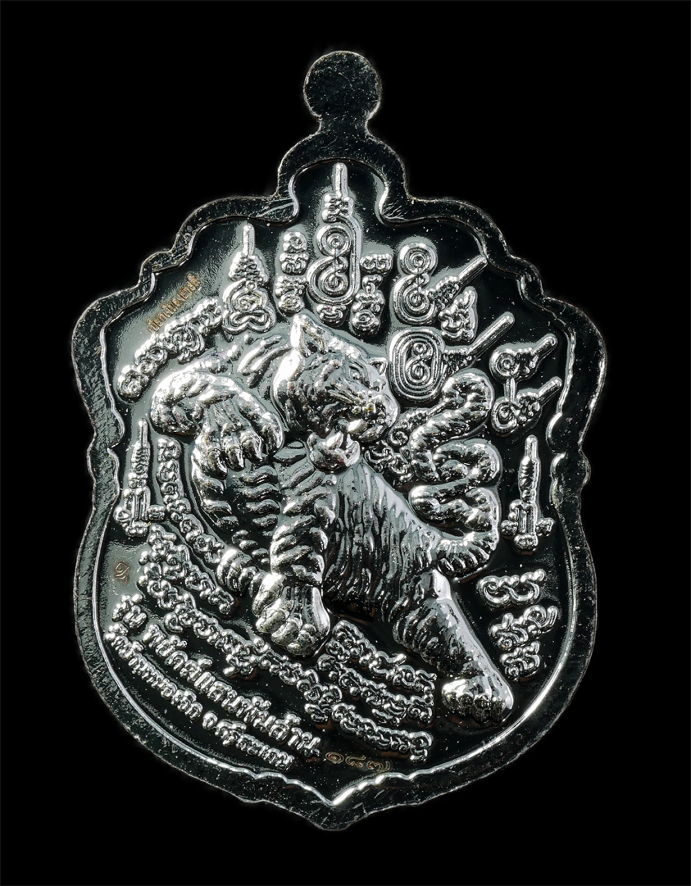 30Jun25 (223)ap.jpg - เหรียญเสมาหัวเสือ รุ่นพยัคฆ์แสนพันล้าน หลวงปู่แสน ปสนโน วัดบ้านหนองจิก อ.ขุนหาญ จ.ศรีสะเกษ อายุวัฒนมงคล 112 ปี พ.ศ.2562 เนื้อเปียกเงินลงยา ตอดโค๊ต หมา [..] | https://kamulet.in.th